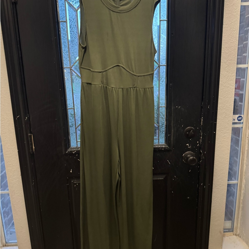 Chic Green Sleeveless Jumpsuit with Wide-Leg Design